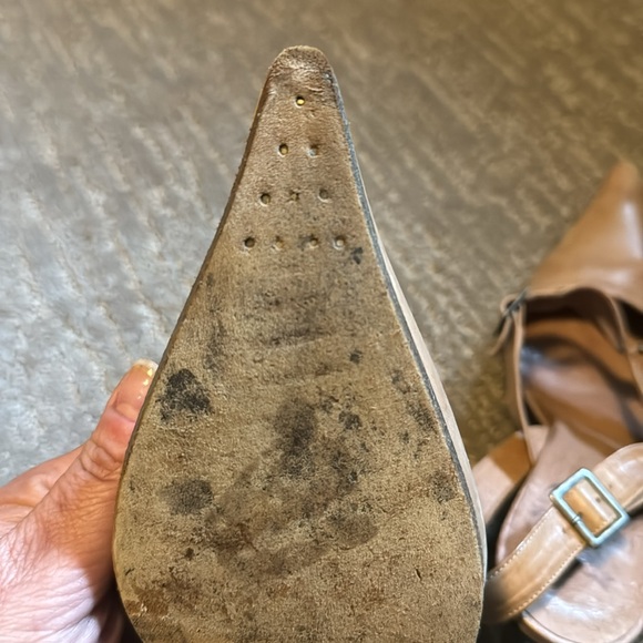 Gorgeous Dries Van Noten pointy toe sling backs. Fabulous go with anything tan. - Picture 7 of 7